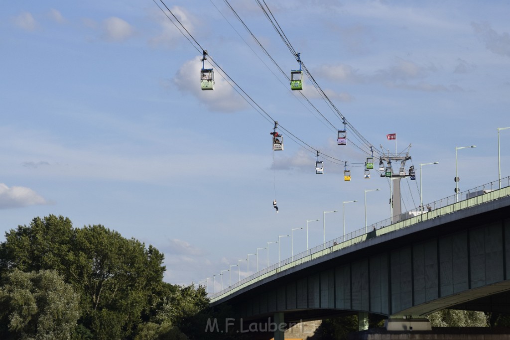 Koelner Seilbahn Gondel blieb haengen Koeln Linksrheinisch P518.JPG - Miklos Laubert